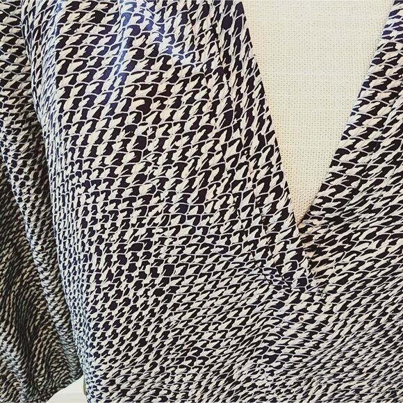 JOIE GEOMETRIC SILK V NECK BLACK /  WHITE SIZE SMALL - Picture 6 of 7